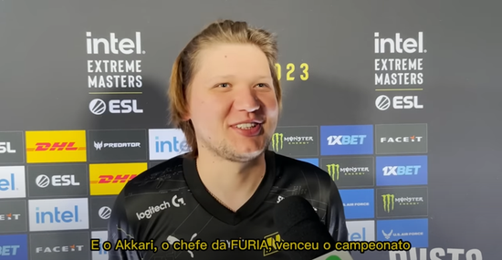 他是一名伟 他是一名伟